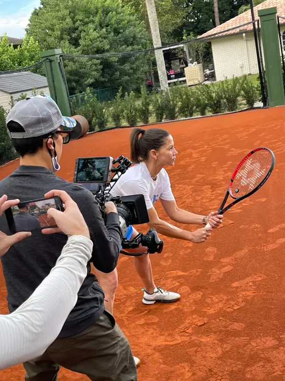 Völkl Tennis shoot: operator following a coach through a forehand on clay